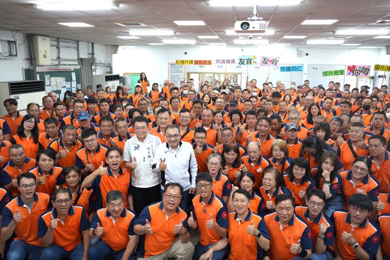 《圖說》市長侯友宜與所有清潔隊幹部合照，中左為環保局長程大維。〈環保局提供〉
