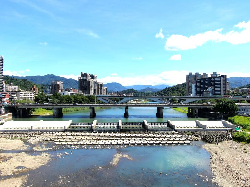推廣水環境保育寓教於樂 《毛蟹阿公的回家路》報名中 5 《圖說》活動以「碧潭堰」為主題,引導親子認識河川保育及生態復育的重要性。〈環保局提供〉