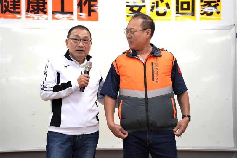 《圖說》新北全國首創增購熱危害防護裝備「風扇衣」全面配發外勤隊員。〈環保局提供〉