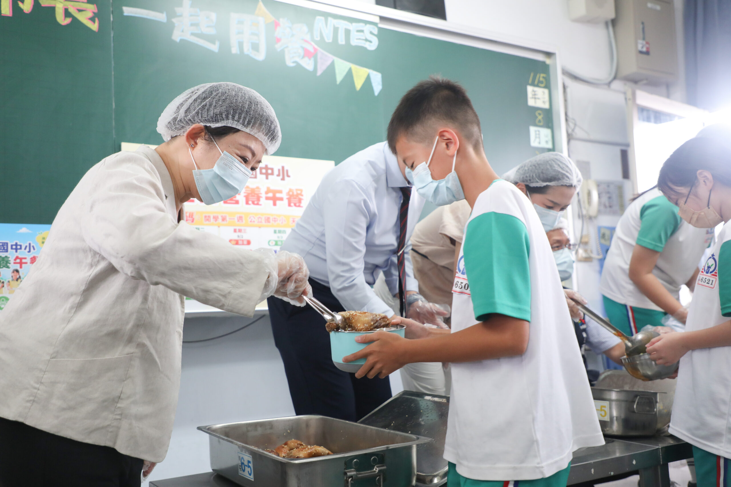 中市免費營養午餐首日   盧秀燕親為學生打菜並陪同用餐