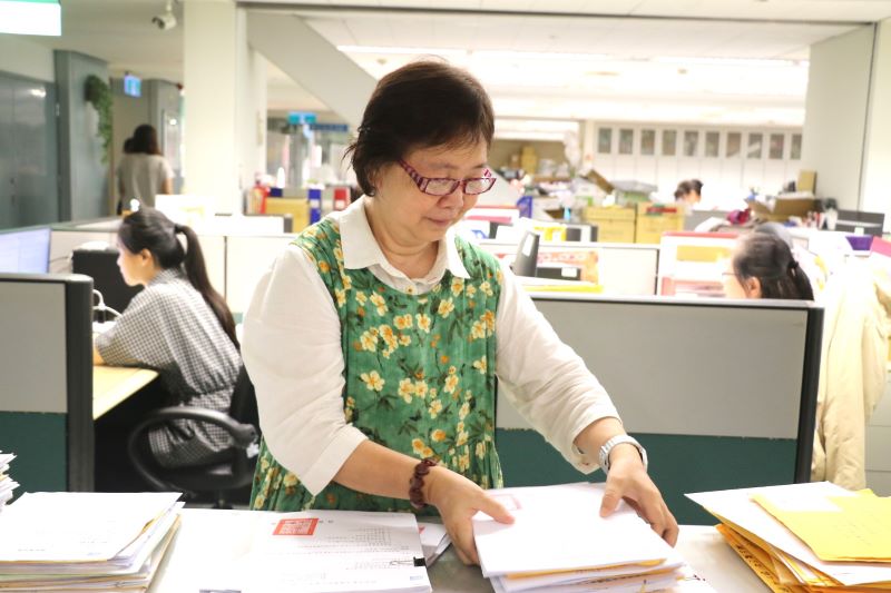 盈心奉獻、溱懷悠然 許盈溱堅守第一線46年如一日 8 《圖說》許盈溱46年來經手超過數百萬件公文,堅守崗位,累積出令人敬佩的職人精神。〈社會局提供〉
