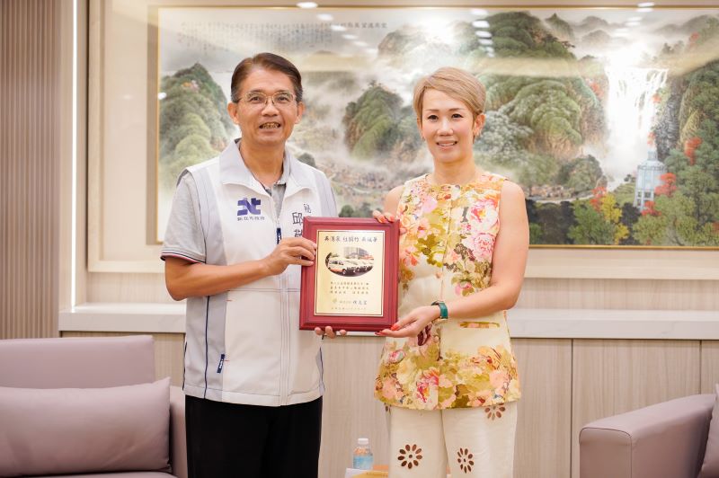 以父母之名三度捐復康巴士   吳瑤華受人點滴湧泉以報