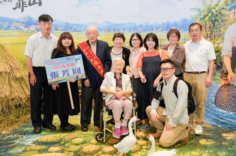 《圖說》張芳同以報社檢字排版工作拉拔7名兒女長大  各自成家立業 獲選新北市模範父親  兒女均到場祝賀  感恩父親的辛勞培育。〈社會局提供〉
