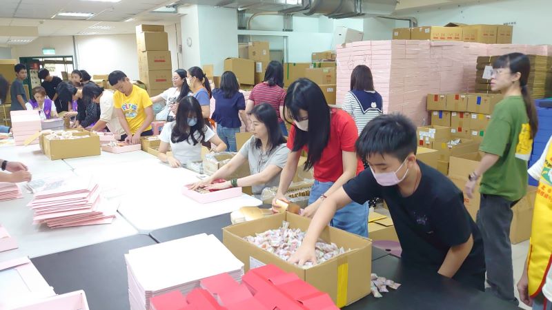 中秋前夕新北志工家庭送暖 從一只月餅盒學會尊重與陪伴 32 《圖說》從摺月餅禮盒到裝盒,志工體驗平時身心障礙者的工作內涵。〈社會局提供〉
