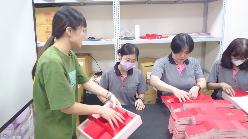 中秋前夕新北志工家庭送暖 從一只月餅盒學會尊重與陪伴 30 《圖說》家庭志工幫忙摺月餅禮。〈社會局提供〉
