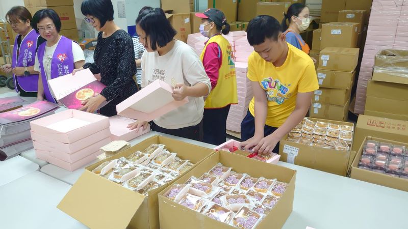 中秋前夕新北志工家庭送暖 從一只月餅盒學會尊重與陪伴 31 《圖說》大小志工幫忙月餅裝盒。〈社會局提供〉