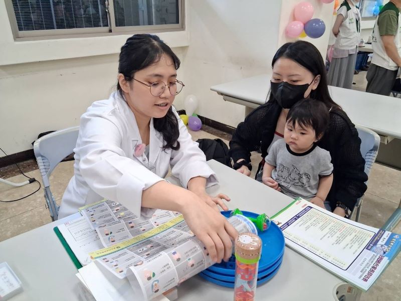 《圖說》職能治療師到場協助嬰幼兒發展篩檢。〈社會局提供〉