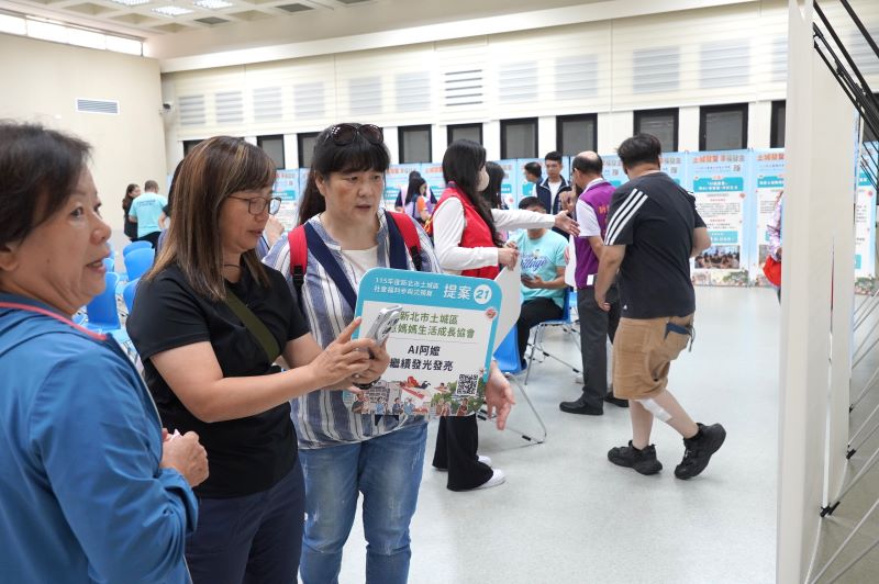 《圖說》民眾在記者會現場利用手機掃描QR-Code準備投票。〈社會局提供〉