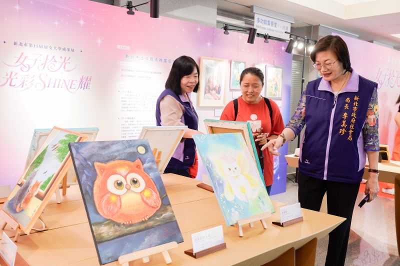 《圖說》婦女大學成果展除了動態，另有靜態展，右一社會局長李美珍。〈社會局提供〉