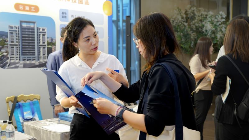 《圖說》現場廠商與參展業者熱絡交流，拓展產業合作商機。〈經發局提供〉