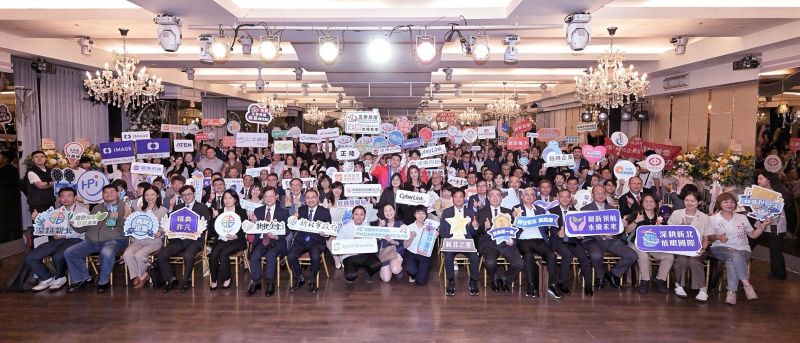 《圖說》第三屆「新北企業精典獎」今日舉行頒獎典禮，侯友宜頒獎表揚32家獲獎企業及9位傑出女力，肯定企業深耕新北、持續創新的成果。〈經發局提供〉