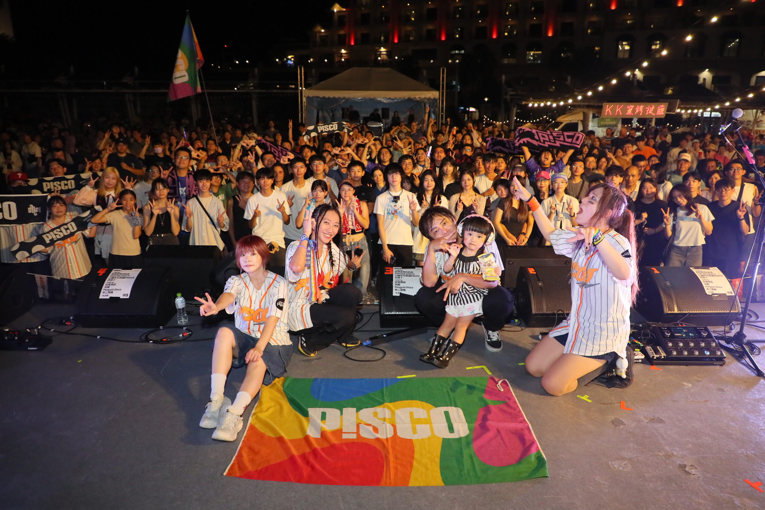 樂團接力嗨翻夏夜 淡水河畔化身夏日音樂舞台 13 《圖說》P!SCO」以極具感染力的跳舞搖滾帶動全場觀眾盡情跟著音樂跳躍,將現場氣氛推向高峰。〈觀旅局提供〉