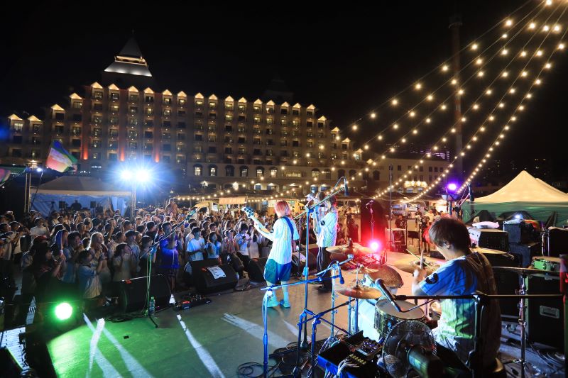 樂團接力嗨翻夏夜 淡水河畔化身夏日音樂舞台 15 《圖說》2026新北市河海音樂季延續八里場與貢寮場活動熱潮,今日於淡水漁人舞臺舉辦淡水場,吸引眾多樂迷到場參與!〈觀旅局提供〉