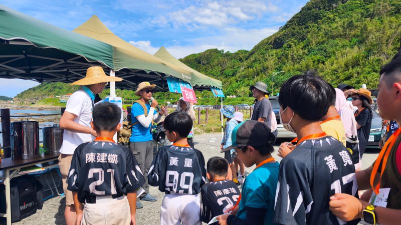《圖說》專業環境教育團隊「海湧工作室」講師於現場進行導覽，引導民眾透過國際ICC分類標準進行海廢紀錄與統計，落實知行合一的海洋教育。〈觀旅局提供〉