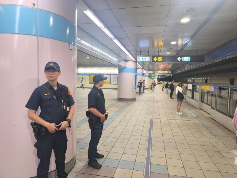 《圖說》新北警從站體、出入口到周邊重要節點，織起沿線治安防護網，讓民眾搭乘更安心。〈市警局提供〉