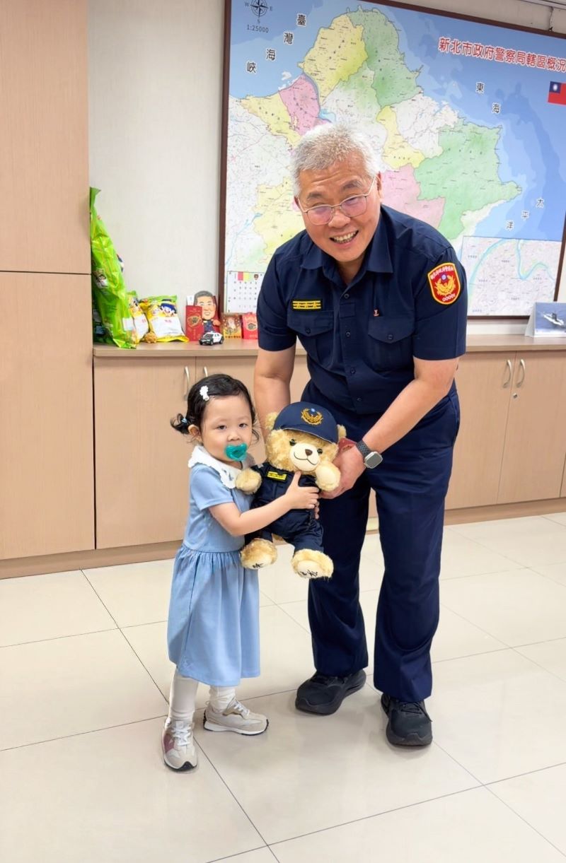 城鎮韌性防空演習8/13登場 新北警攜手湘荷妹妹推避難包備戰 21 《圖說》局長方仰寧致贈湘荷妹妹警察熊熊娃娃。〈警察局提供〉