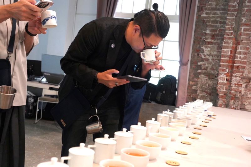 《圖說》講茶學院湯家鴻老師是本屆賽事評審長，以最全面且嚴苛的精品茶評鑑視角，為參賽茶品的品質與風味評分。〈農業局提供〉