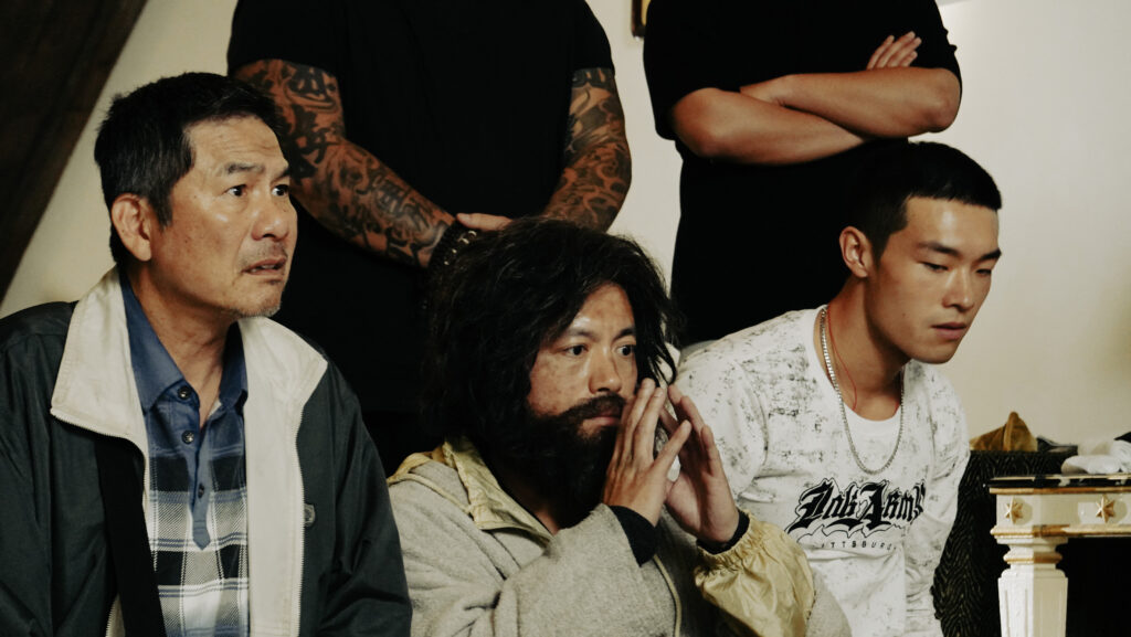 電影《大仙尪仔》拍戲眾神與上帝都來了! 基督徒導演「曝神跡」笑喊「上面開大會」 4 %E9%9B%BB%E5%BD%B1%E3%80%8A%E5%A4%A7%E4%BB%99%E5%B0%AA%E4%BB%94%E3%80%8B%E8%AC%9B%E8%BF%B0%E7%94%B1%E6%B4%AA%E9%83%BD%E6%8B%89%E6%96%AF%EF%BC%88%E5%B7%A6%EF%BC%89%E3%80%81%E8%8C%83%E9%80%B8%E8%87%A3%EF%BC%88%E4%B8%AD%EF%BC%89%E3%80%81%E7%89%A7%E6%A3%AE%EF%BC%88%E5%8F%B3%EF%BC%89%E9%A3%BE%E6%BC%94%E7%9A%84%E4%B8%89%E5%90%8D%E8%A1%97%E5%8F%8B%EF%BC%8C%E6%84%8F%E5%A4%96%E6%8D%B2%E5%85%A5%E9%BB%91%E9%81%93%E8%BF%BD%E6%AE%BA%E7%9A%84%E6%B7%B7%E4%BA%82%E6%97%85%E7%A8%8B%E3%80%82%EF%BC%8F%E5%85%AC%E8%A6%96%E5%8F%B0%E8%AA%9E%E5%8F%B0 %E6%8F%90%E4%BE%9B