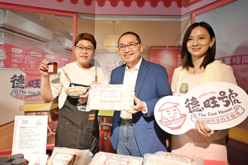 《圖說》此次參與改造店家，即日起至8月31日，推出期間限定優惠，歡迎踴躍前往，右為青年局長邱兆梅。〈文化局提供〉 