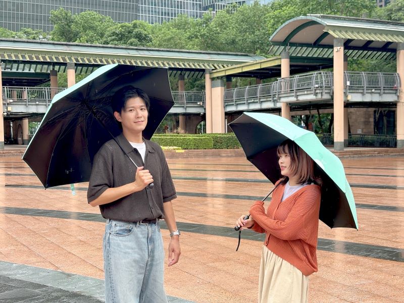 《圖說》民眾可從新北市政府借傘後，於目的地附近的站點歸還，體驗便利生活。〈青年局提供〉