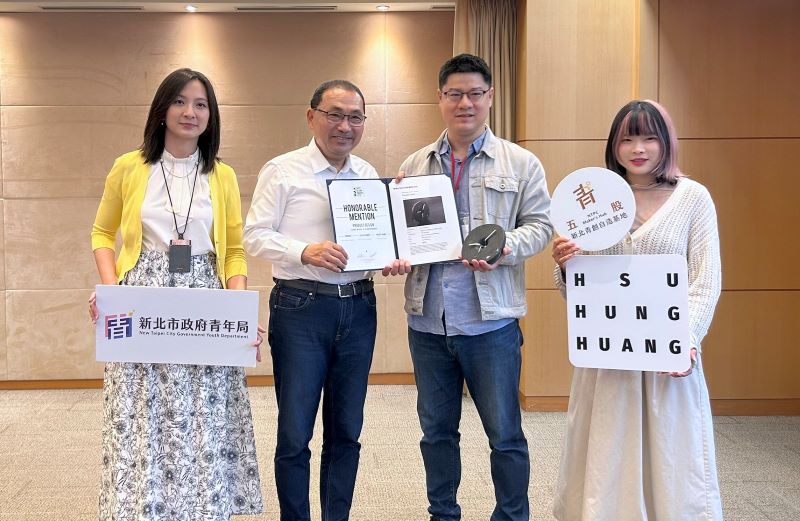 《圖說》五股自造基地的「黃旭宏設計工事所」，以作品「烏空座鐘」榮獲2026 DNA巴黎設計獎家居用品及配件類別榮譽獎--右二為獲獎藝術家黃旭宏。〈青年局提供〉