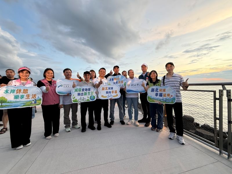 淡水金色水岸換新貌 「海稜一線」騎車吹海風、看夕照 55 《圖說》侯友宜市長解鎖淡水金色水岸海堤自行車道。〈高灘處提供〉