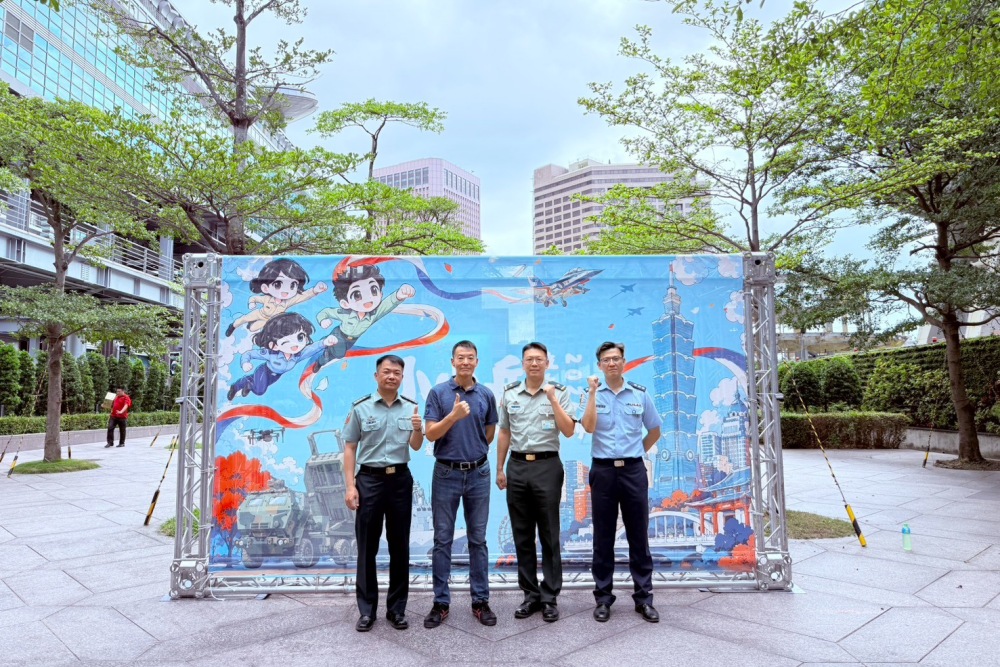 小小兵出任務！臺北水舞廣場玩軍武、換軍服、抽巨型乖乖扭蛋