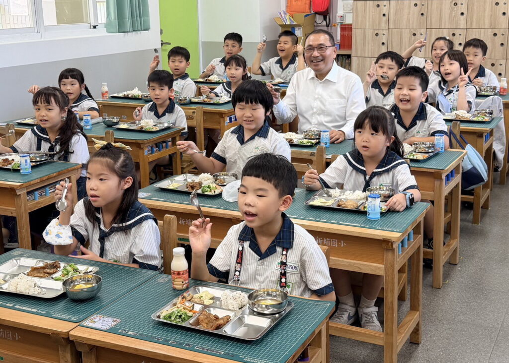 新北免費午餐上路、鮮奶擴大至國中 教育局走訪校園關心開學情形 5 0831005