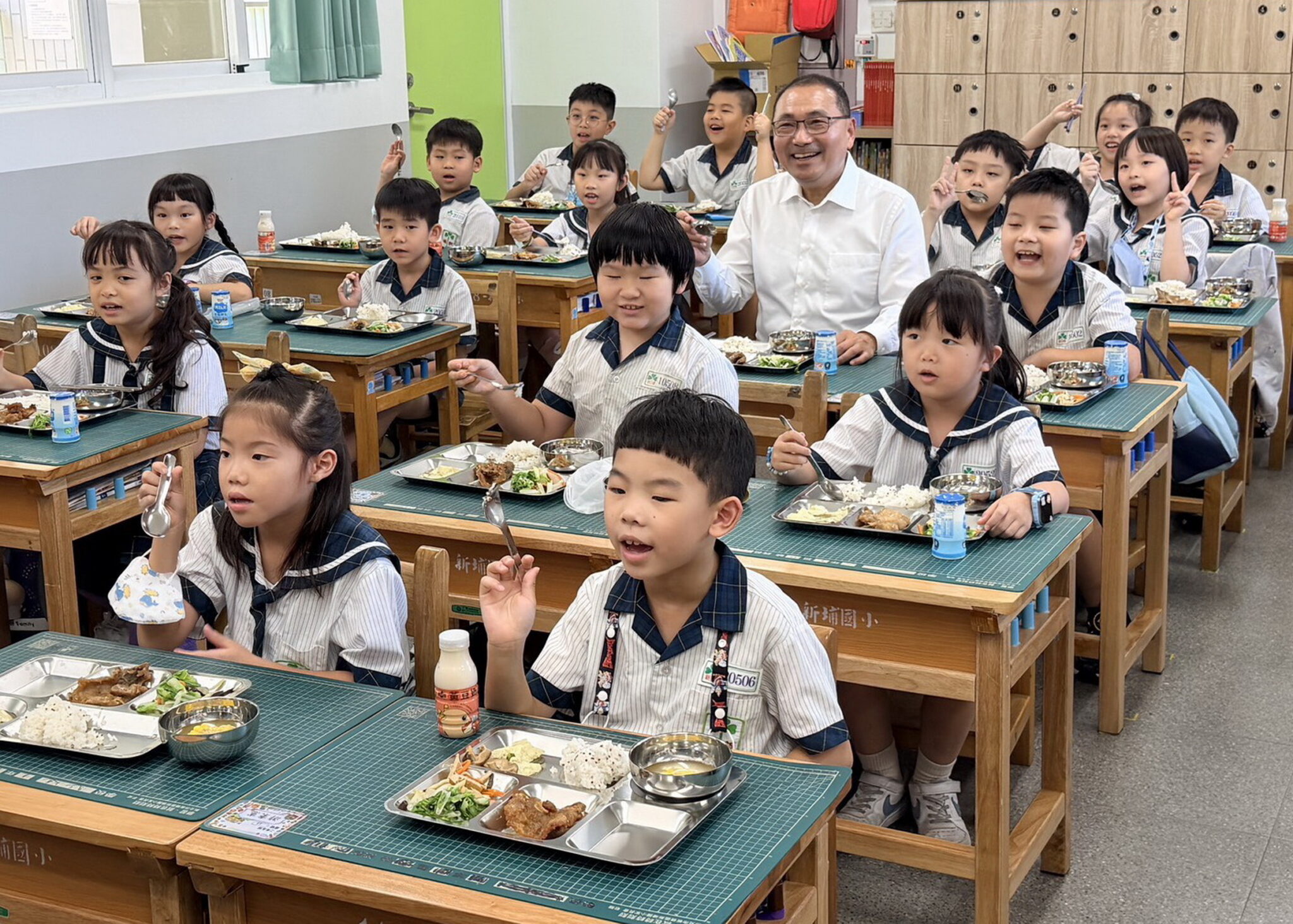 新北免費午餐上路、鮮奶擴大至國中　教育局走訪校園關心開學情形