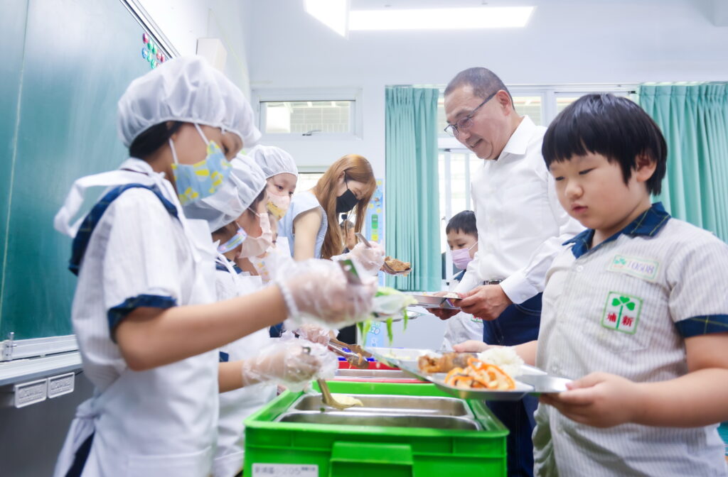 新北免費營養午餐開學日上路 侯友宜陪學童共享美味健康 34 0831012