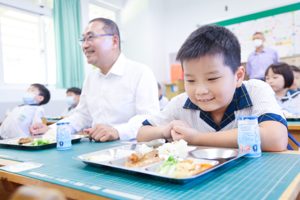 新北免費營養午餐開學日上路 侯友宜陪學童共享美味健康 36 0831015