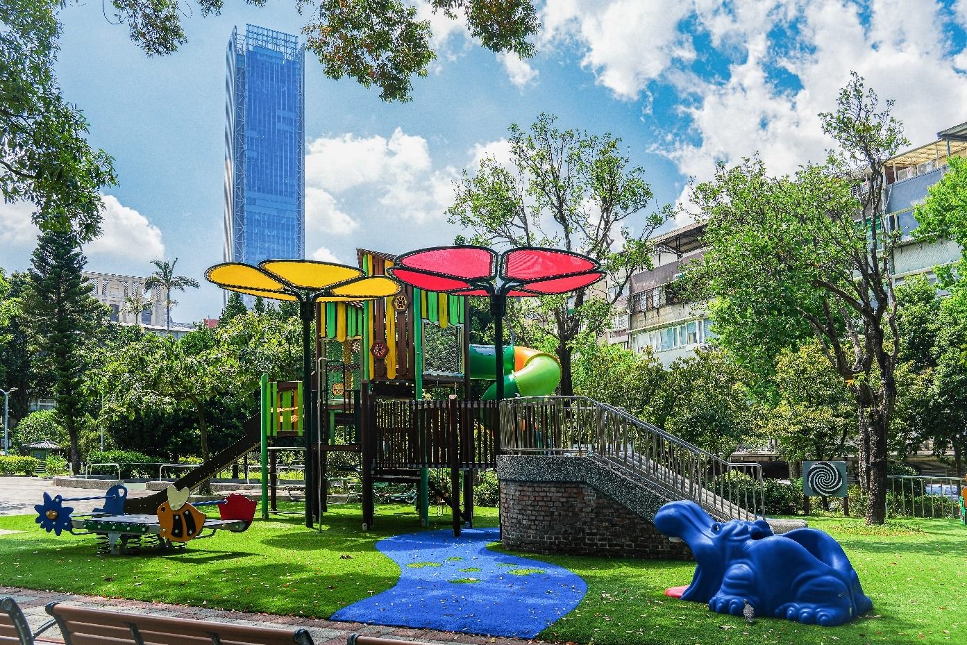 遮陽大亮點!! 　中全公園共融遊戲場花朵繽紛
