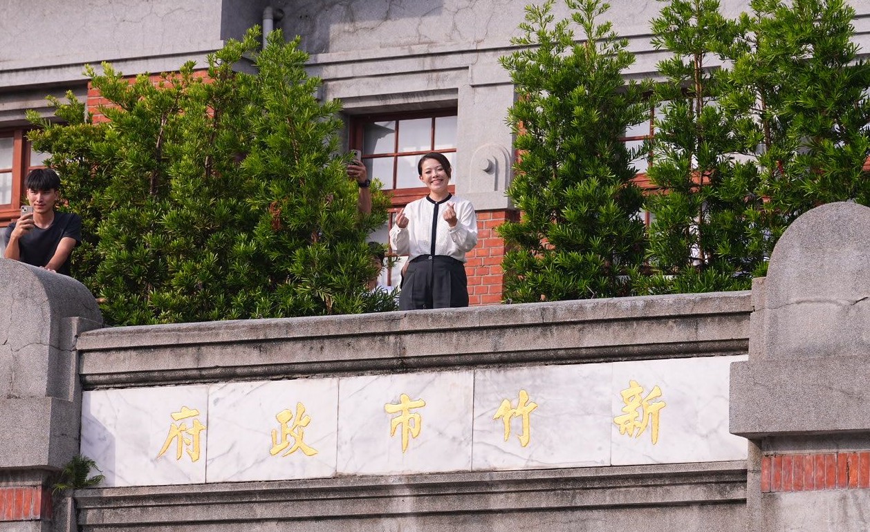 高虹安雙手合十揮手回應引熱議　市議員：只要心存敬意，神明自會知道！