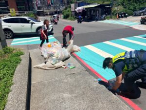 警撿拾散落回收物 熱心守護道路安全 18 1785898113210