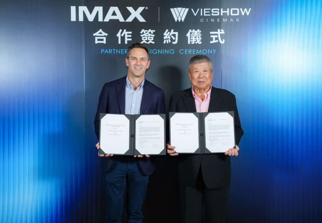 IMAX %E5%A4%A7%E4%B8%AD%E8%8F%AF%E5%8D%80%E9%A6%96%E5%B8%AD%E5%9F%B7%E8%A1%8C%E9%95%B7%E5%AD%9F%E4%B8%B9%E9%9D%92%EF%BC%88Daniel Manwaring%EF%BC%89%E8%88%87%E5%A8%81%E7%A7%80%E5%BD%B1%E5%9F%8E%E8%91%A3%E4%BA%8B%E9%95%B7%E7%8E%8B%E8%B6%85%E7%AB%8B
