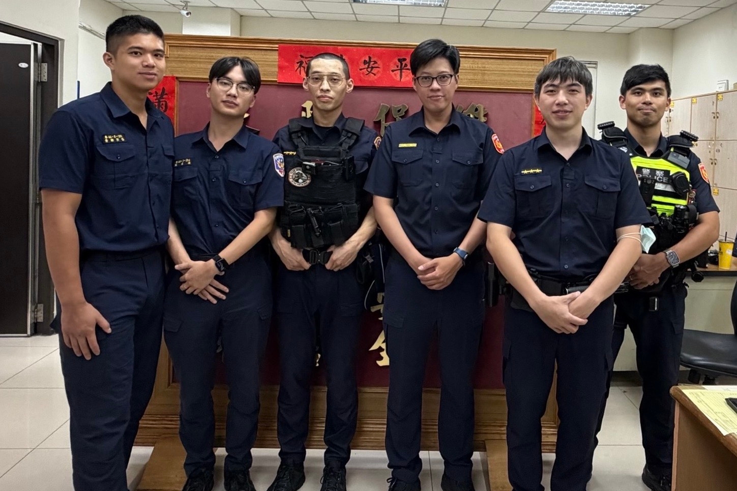萌貓受困汽車底盤  暖警耐心救援助脫困