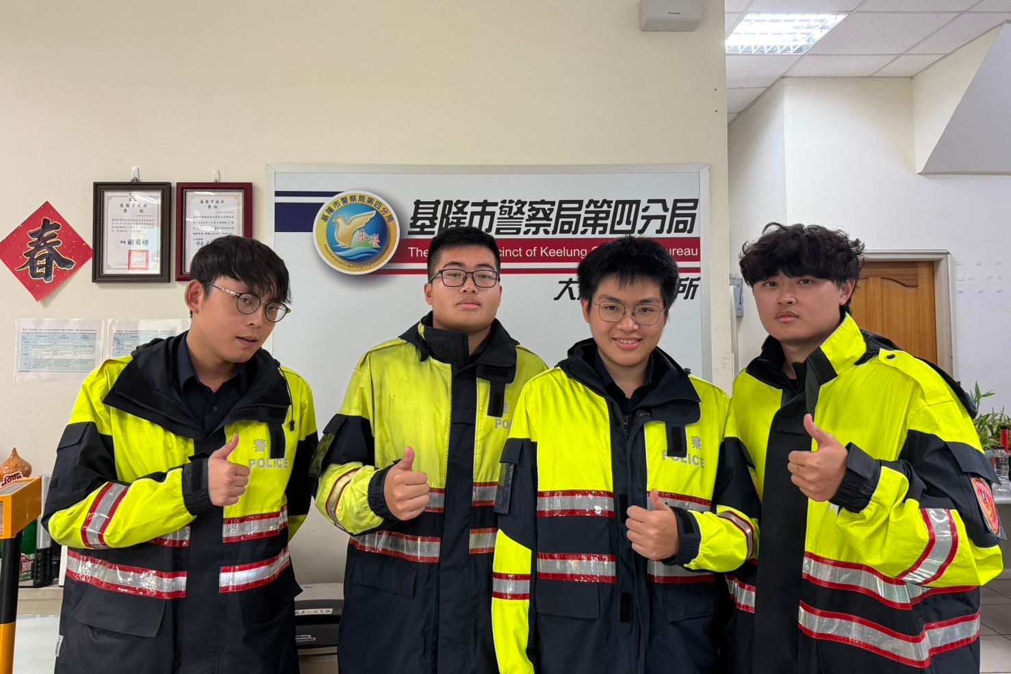 巨木倒塌橫跨車道  基警冒雨管制搶通