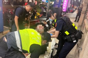 老翁酒醉路倒 暖警攙扶就醫 22 MEITU 20260814 163211055