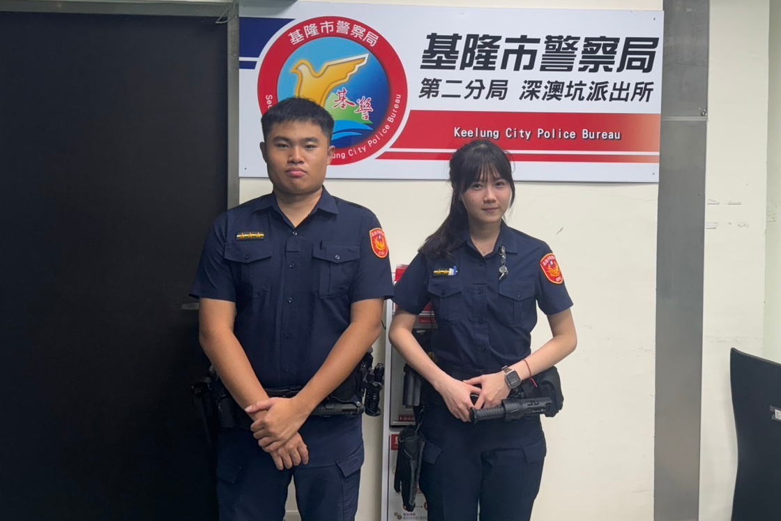 老翁酒醉路倒  暖警攙扶就醫