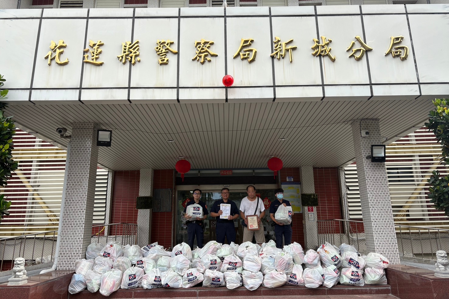 彰化中央聖道院愛心捐贈  新城警協助轉介物資暖人心