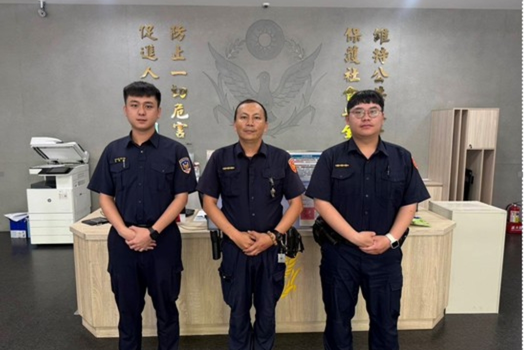 橋上驚險瞬間  士林警火速救援  溫馨護送迷途阿嬤平安回家