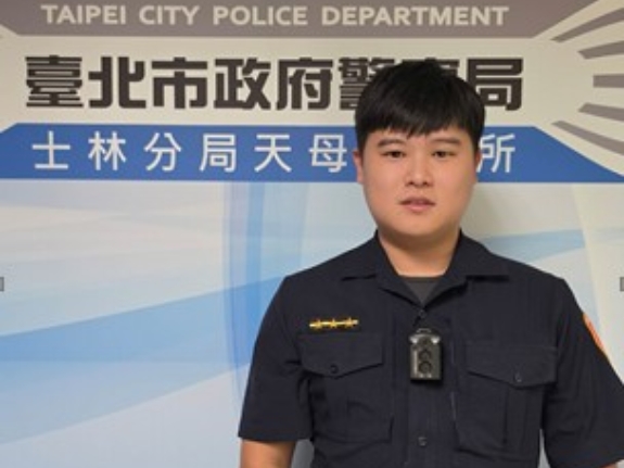 高齡老翁迷途倒臥路旁  士林警化身暗夜暖流助返家