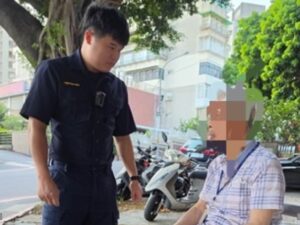 高齡老翁迷途倒臥路旁 士林警化身暗夜暖流助返家 24 MEITU 20260823 134037367