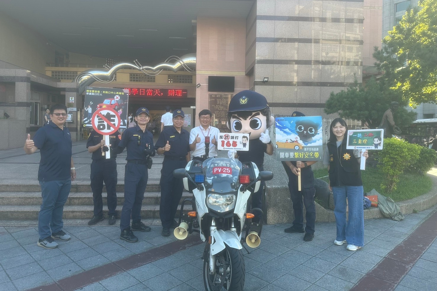 開學日松山警來守護  前進校園顧交安  反毒詐