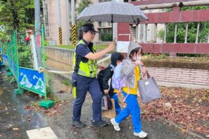 115學年度開學首日 警方啟動 護童與防汛安全 雙重防護網 12 MEITU 20260831 092540512