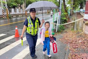 115學年度開學首日 警方啟動 護童與防汛安全 雙重防護網 14 MEITU 20260831 092622416