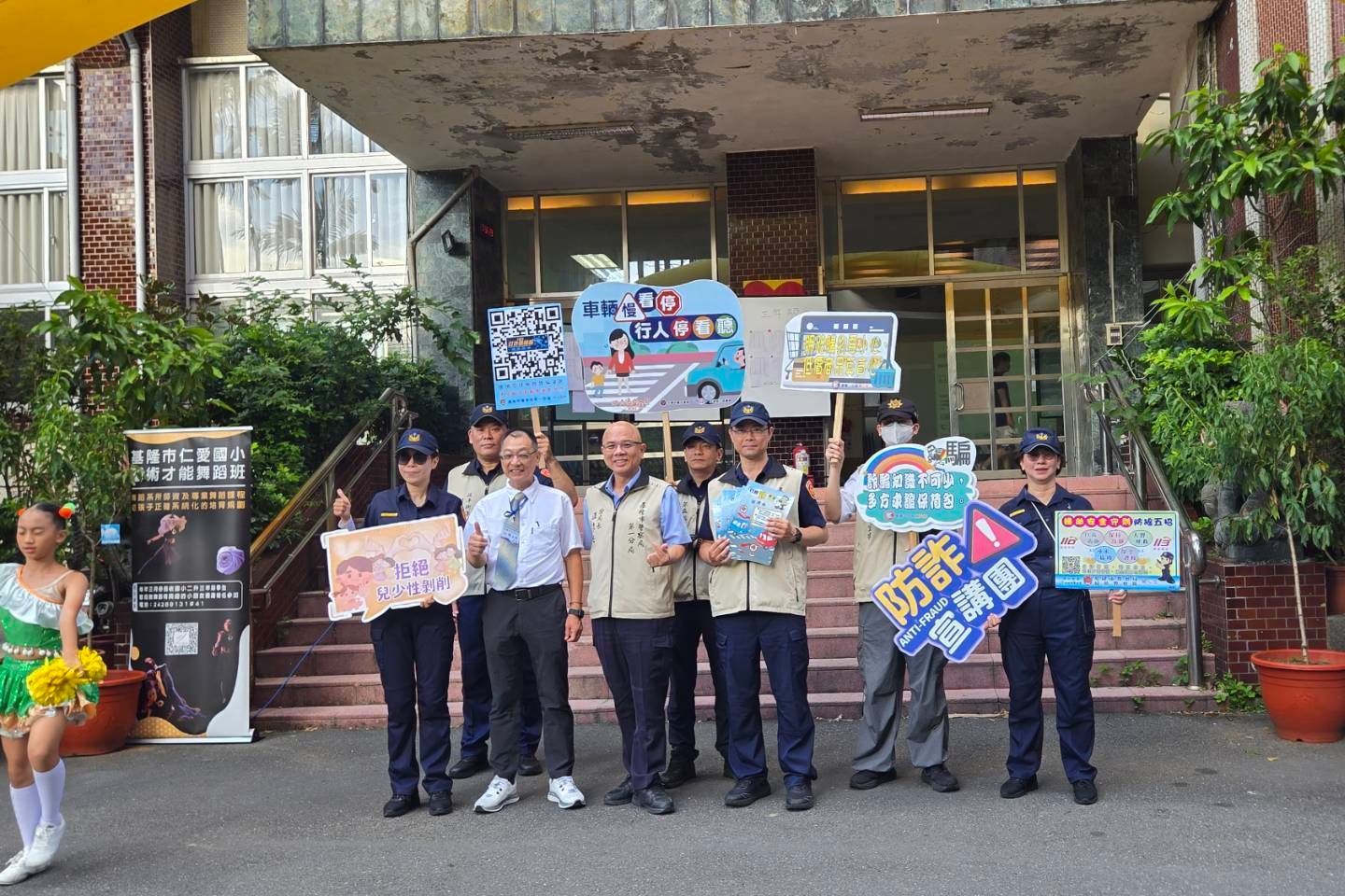 基警  童  步迎開學  守護通學安全