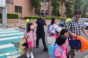 基警 童 步迎開學 守護通學安全 7 MEITU 20260831 145349065
