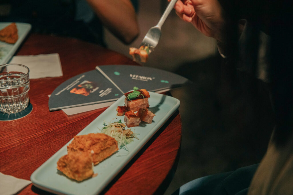 看懂食品標示後,實際含量如何確認?VITABOX® 將營養資訊搬上餐桌! 6 VITABOX%C2%AE %E5%BE%9E foldie %E7%B6%93%E5%85%B8%E6%96%99%E7%90%86%E3%80%8C%E6%9D%BE%E9%9C%B2%E7%99%BE%E8%8A%B1%E8%87%AD%E8%B1%86%E8%85%90%E3%80%8D%E3%80%81%E3%80%8C%E5%92%96%E5%95%A1%E7%B4%85%E7%87%92%E8%8A%8B%E9%A0%AD%E7%B3%95%E3%80%8D%E6%8B%86%E8%A7%A3%E6%AF%8F%E6%97%A5%E9%A3%B2%E9%A3%9F%E4%B8%AD%E7%9A%84%E9%88%89%E6%94%9D%E5%8F%96