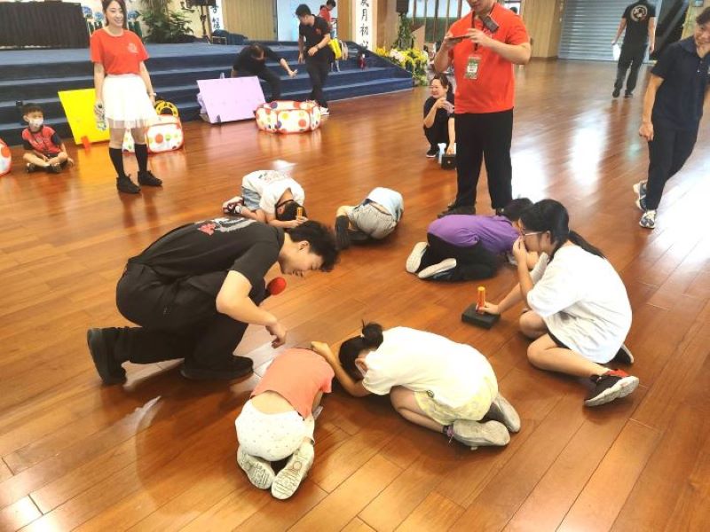 玩中學自救 新北消夏令營闖關實作防災 13 《圖說》學童從遊戲中建立正確的防災觀念,了解災害發生時的應變方式。〈第七大隊提供〉